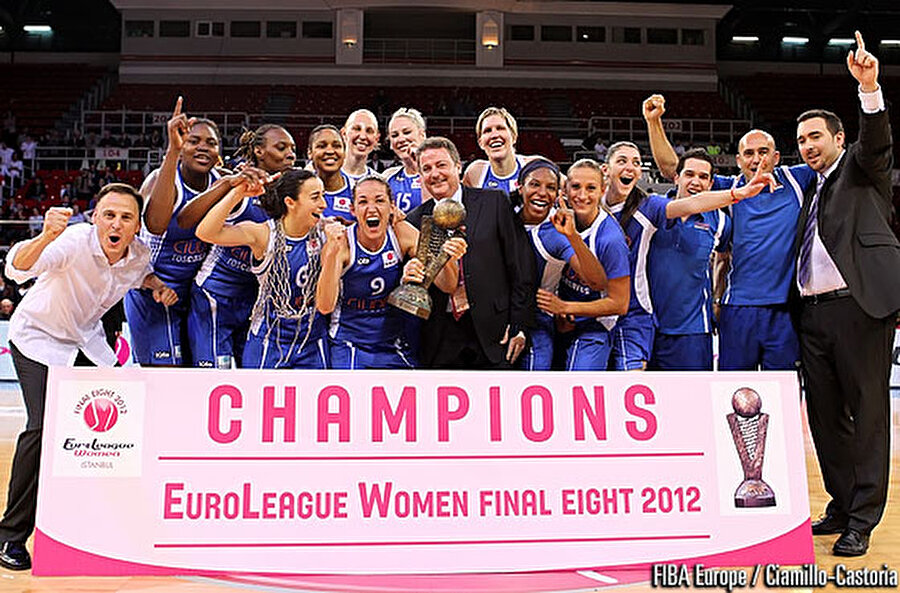 2012 - FIBA Kadınlar Euroleague Final

                                    
                                    Avrupa’nın en büyük kupası konumunda olan FIBA Kadınlar Euroleague Final 8, Galatasaray Medical Park'ın ev sahipliğinde Abdi İpekçi Spor Salonu'nda düzenlendi.
                                
                                